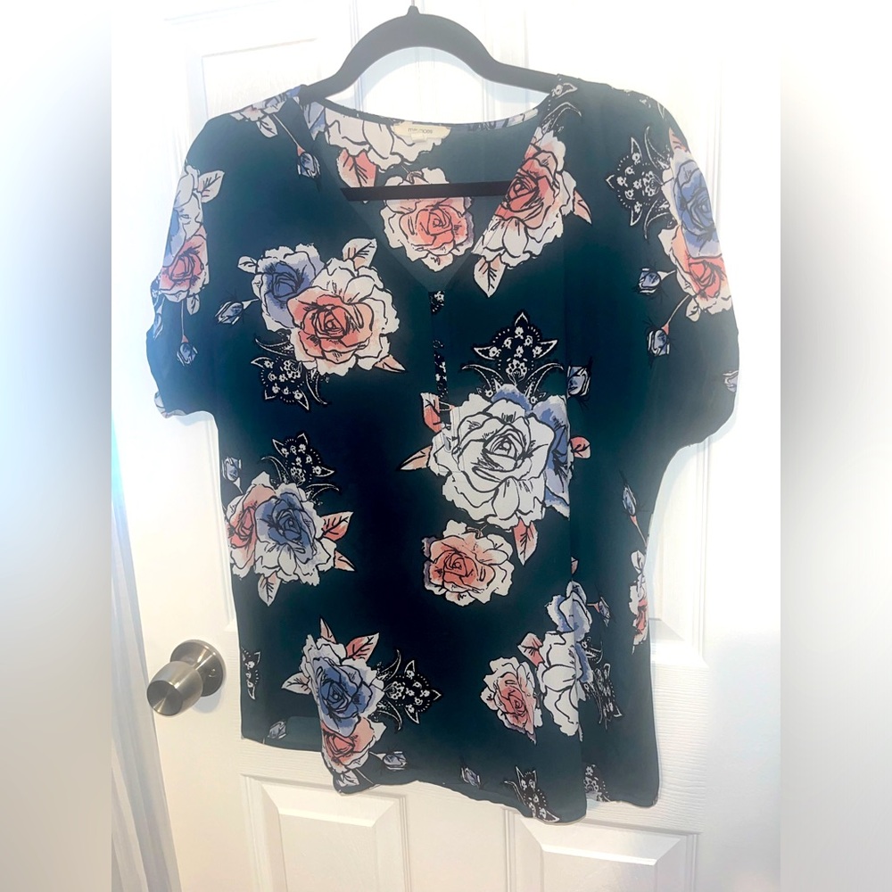 Like new! Green floral blouse with cap sleeves, Sz medium